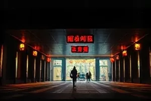 《海岸线的尽头》公路尽头被落日染红的海平面