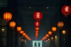 《白桦林回声》录音师在雪地林场整理旧磁带的画面